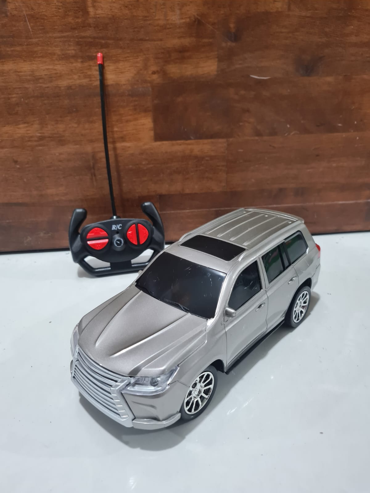 Carro con control Remoto (Plástico) - Disponible